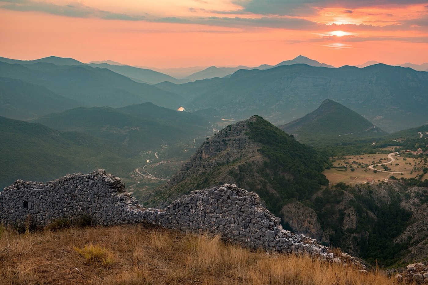 Ostaci Klobuka na liticama u zalazak sunca